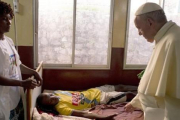 El Papa visita un hospital pediátrico en Bangui, el domingo 29 de noviembre.-REUTERS