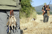 Dos cazadores durante una jornada de caza de la media veda.-VALENTÍN GUISANDE