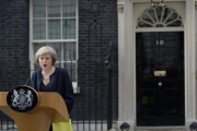 Theresa May habla ante la prensa en su primer discurso en el exterior del 10 de Downing Street como nueva 'premier' británica.-AFP / OLI SCARFF