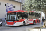 El autobús urbano en la calle Doctrina.-Valentín Guisande