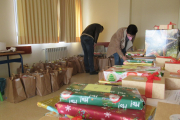 Voluntarios ultimando los lotes de Navidad para la iniciativa de Escolapios 'Esta Navidad... ¡Cenamos todos!'. HDS
