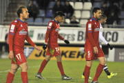 Los defensas rojillos Unai Medina, Álex Callens y Paco Regalón durante un partido.-DIEGO MAYOR