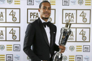 Virgil Van Dijk galardonado con el premio al mejor jugador del año por la PFA.-EL PERIÓDICO