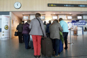 Pasajeros en el aeropuerto de Villanubla (Valladolid)-ICAL