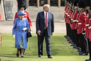 Donald Trump y la reina Isabel II en su paseo frente a la Guardia de Honor.  /-WPA POOL