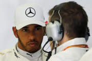 Lewis Hamilton, en el box de Mercedes en Baréin.-/ REUTERS / HAMAD I MOHAMMED