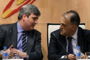 Cardenal (izquierda), en un reciente acto junto a Javier Tebas, de la Liga de fútbol-BALLESTEROS / EFE