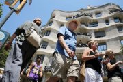 El sector turístico contribuyó a mejorar el crecimiento económico en el 2018. En la foto, turistas ante la Pedrera de Barcelona.-RICARD CUGAT