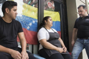 Nelson Rojas, Claudia Calderon y Luis Miguel Bucci (de izquierda a derecha). Venezolanos residentes en Barcelona.-MIREIA REYNAL (EL PERIÓDICO)