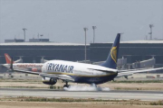 Un avión de Ryanair aterrizando en El Prat.-JOSEP GARCÍA