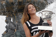 Muguruza luce el trofeo en la plaza de la Concordia de París.-AP / FRANÇOIS MORI