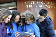 Escolares sorianos consultan una tablet durante una práctica en inglés realizada en las calles de Almazán a mediados de marzo. / VALENTÍN GUISANDE-