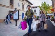 Turistas chinos en La Roca Village.-FERRAN NADEU