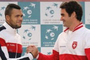 Roger Federer (derecha) y Jo-Wilfried Tsonga se saludan en la presentación de la Copa Davis, en Lille.-AGENCIAS