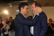 Pedro Sánchez da ánimos a Miquel Iceta en un acto en Barcelona.-/ ELISENDA PONS