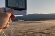 Agustín Sandoval sostiene un termómetro bajo cero en el amanecer durolense. AGUSTÍN SANDOVAL
