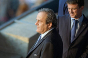 Fotogfrafía de archivo de Michel Platini junto con Manuel Valls, en el fondo de la imagen.-Foto:   EFE / THOMAS EISENHUTH