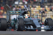 Hamilton durante la sesión de clasificación en el Gran Premio de China.-Foto: GREG BAKER / AFP