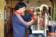 Un camarero en la barra de un bar /A. M.-