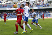 Mateu controla un balón en el partido ante el Tenerife.-ÁREA 11