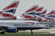 Aviones de British Airways en la terminal 5 del aeropuerto londinense de Heathrow, en el 2010.-AFP / CARL DE SOUZA
