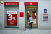 Oficina del Banco Santander en una localidad andaluza.-REUTERS / JON NAZCA