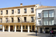 Exterior de la casa consistorial de Almazán. / ÁLVARO MARTÍNEZ-