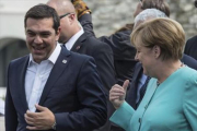 Merkel conversa con el primer ministro griego, Alexis Tsipras.-Merkel conversa con el primer ministro griego, Alexis Tsipras.