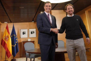 Pedro Sánchez recibe a Pablo Iglesias, esta mañana.-JOSÉ LUIS ROCA