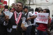 Protesta contra el fiscal general Pedro Chávarry en Lima, Perú.-MARTIN MEJIA/ AP