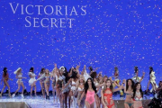 Modelos caminan por la pasarela al finalizar el desfile de la marca Victoria's Secret en Lexington Armory en Nueva York-EFE/Jason Szenes