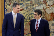 El Rey recibe al presidente del Congreso, Patxi López, al término de su tercera ronda con los grupos.-ÁNGEL DÍAZ / EFE POOL