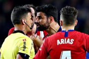 El delantero hispano-brasileño del Atlético de Madrid, Diego Costa protesta una jugada al colegiado Gil Manzano.-EFE