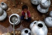 Un niño indio recoge agua en un depósito gubernamental en Bhubaneswar, este sábado.-Foto:   AP / BISWARANJAN ROUT