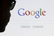 Un usuario ante el buscador de Google.-/ FRANCOIS LENOIR (REUTERS)