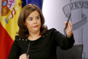 La vicepresidenta del Gobierno, Soraya Sáenz de Santamaría durante la rueda de prensa ofrecida este viernes al término del Consejo de Ministros.-EFE