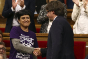 La diputada de la CUP, Anna Gabriel, y el president de la Generalitat, Carles Puigdemont.-EFE / TONI ALBIR