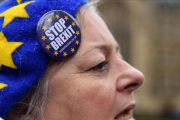 Una manifestante en contra del brexit protesta ante el Parlamento en Londres este miércoles.-EFE / ANDY RAIN