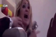 Un canal de televisión le gasta una broma pesada a Paris Hilton al hacerla creer que el avión en el que viaja está a punto de estrellarse.-Foyo: YOUTUBE