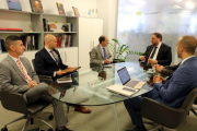 El vicepresidente del Govern, Oriol Junqueras, con el responsable de relaciones institucionales de Rbnb, Chris Lehane.-