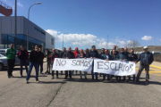 Trabajadores concentrados a las puertas de la factoría en la mañana de ayer.-HDS