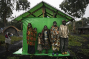 Un grupo de pigmeos en la localidad de Mobambiro, cerca de Goma.-AFP / JOSE CENDON