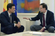 El presidente del Gobierno, Mariano Rajoy, y Pedro Sánchez en la reunión que mantuvieron en la Moncloa el pasado mes de julio.-Foto: MAYA BALANYA