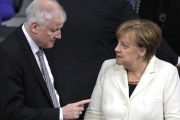 Scheehofer, junto a Merkel.-MARKUS SCHREIBER