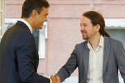 Pedro Sánchez y Pablo Iglesias, tras firmar el acuerdo para los Presupuestos el pasado mes de octubre.-JOSÉ LUIS ROCA