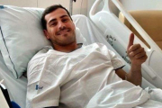 Imagen de la cuenta oficial de Twitter de Iker Casillas, tras pasar su primera noche en el Hospital CUF de Oporto.-EFE