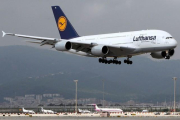 Un A-380 de Lufthansa aterriza en el aeropuerto de El Prat.-ANDREU DALMAU / EFE