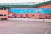 Patio de la prisión de Estremera (Madrid). Al fondo, el mural en cuya elaboración han trabajado los exconsellers Oriol Junqueras y Joaquim Forn.-EL PERIÓDICO