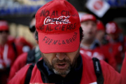Trabajadores de Coca Cola protestan por el cierre de fábricas, frente a la sede del Partido Popular.-Foto: JOSÉ LUIS ROCA