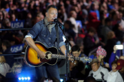 Bruce Springsteen, el pasado 7 de noviembre, durante un concierto en apoyo a Hillary Clinton en Filadelfia, Pennsylvania, EEUU.-CARLOS BARRIA / REUTERS